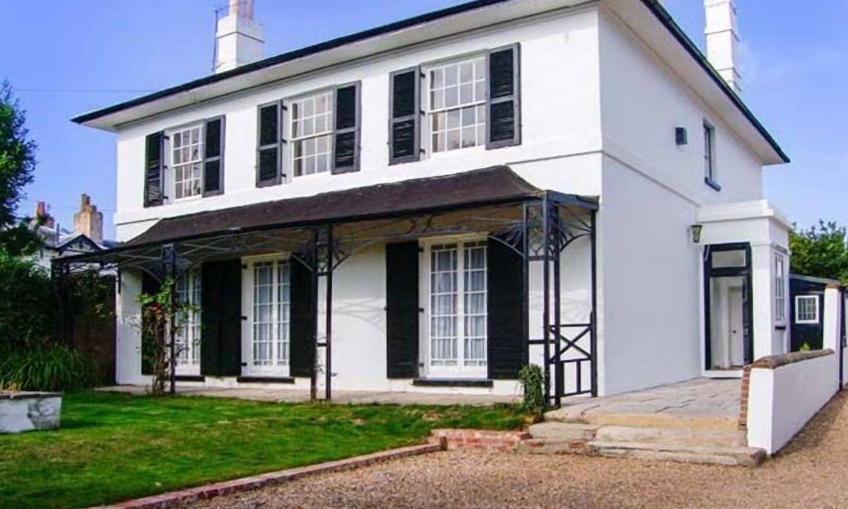 Gosport House | Bury Villa - sleeping 18 guests