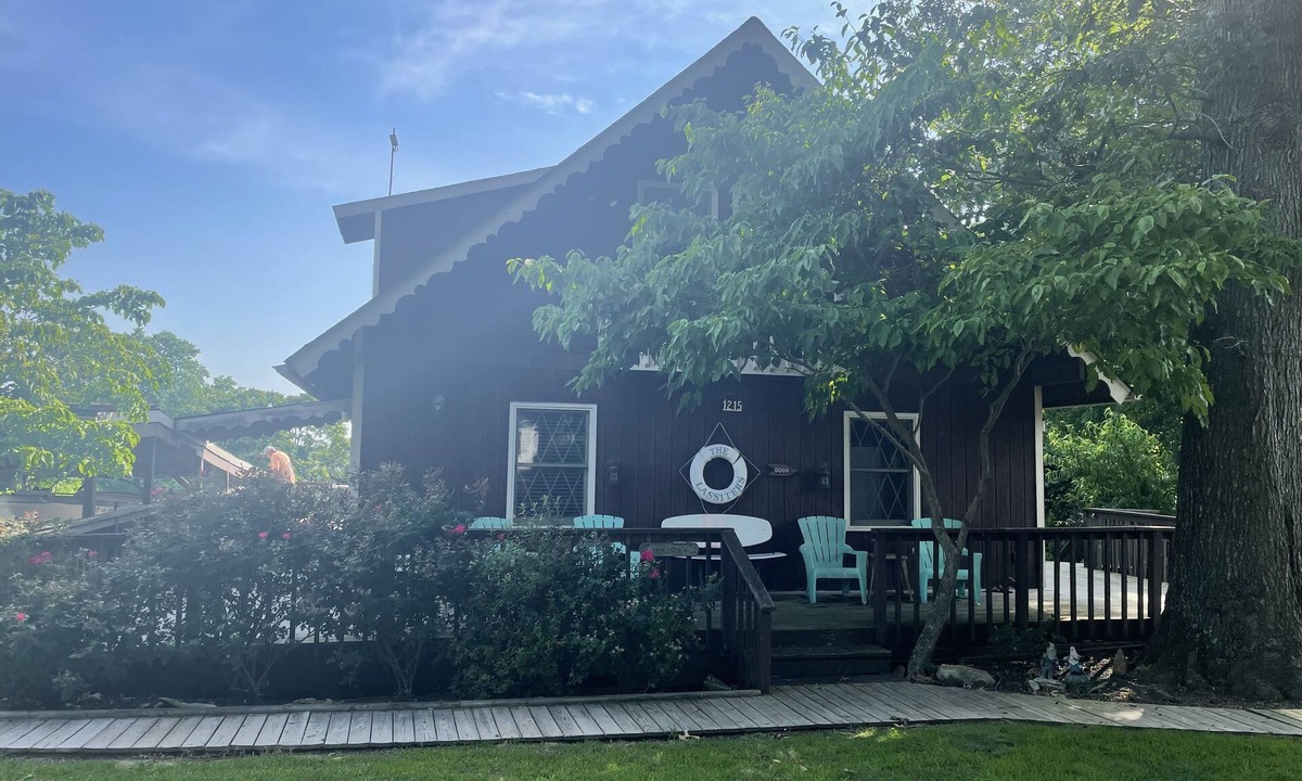 Spring Grove House | Busch Gardens-Williamsburg-Fishing-Cornhole-Deck-River View- FIRE TABLE!