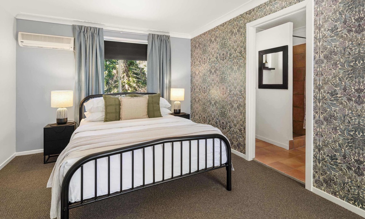 Mudgeeraba Apartment | Bush Retreat Pets Ensuite & Pool