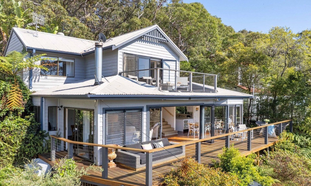 Killcare House | Bush setting and easy walk to beach