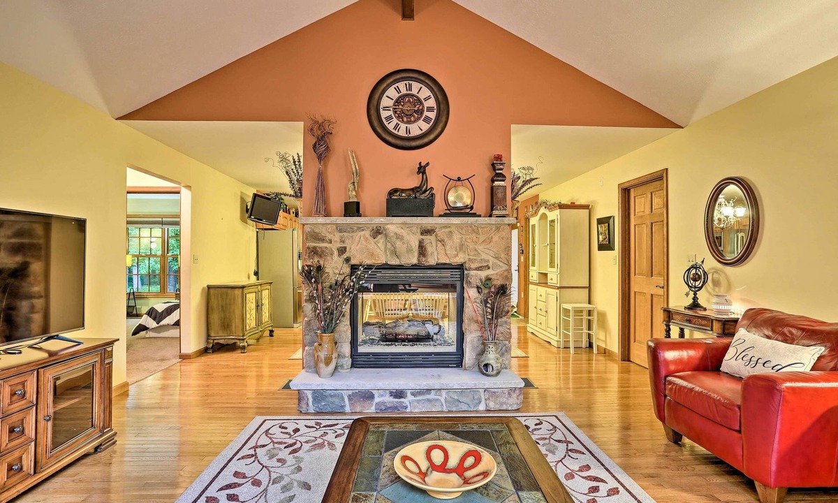 Pocono Mountain Lake House | Bushkill Beauty-HotTub, Firepit, Lake