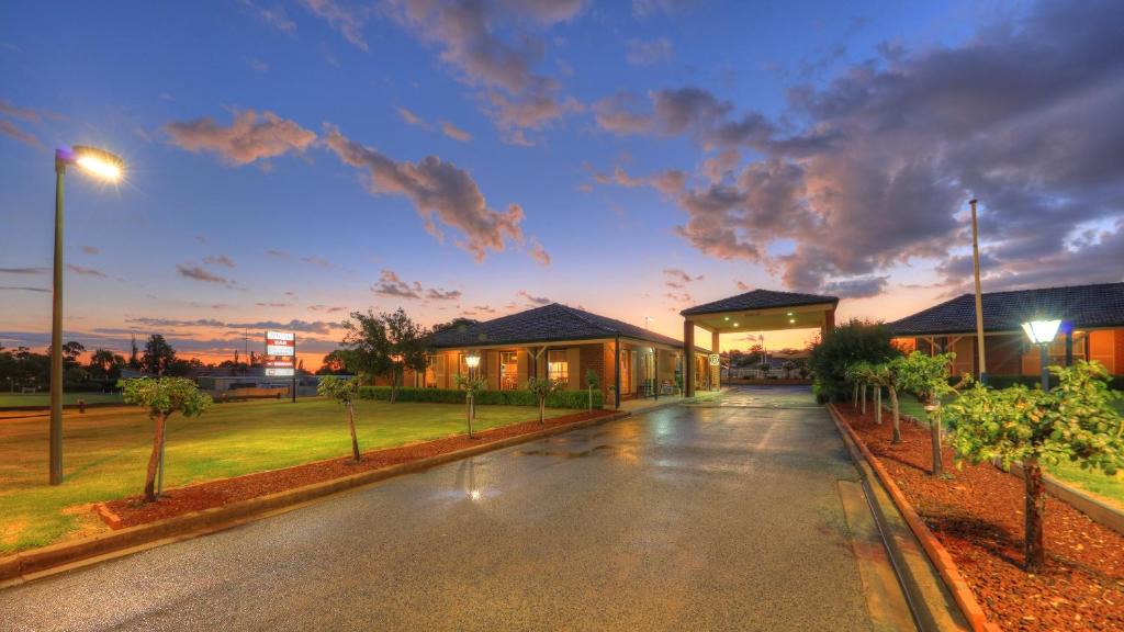 Parkes Hotel | Bushman's Motor Inn