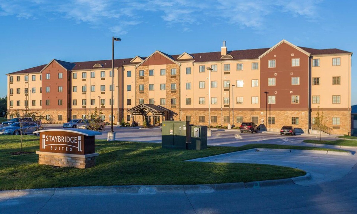 West Omaha Condo | Business-Friendly Stay: Pool & Breakfast