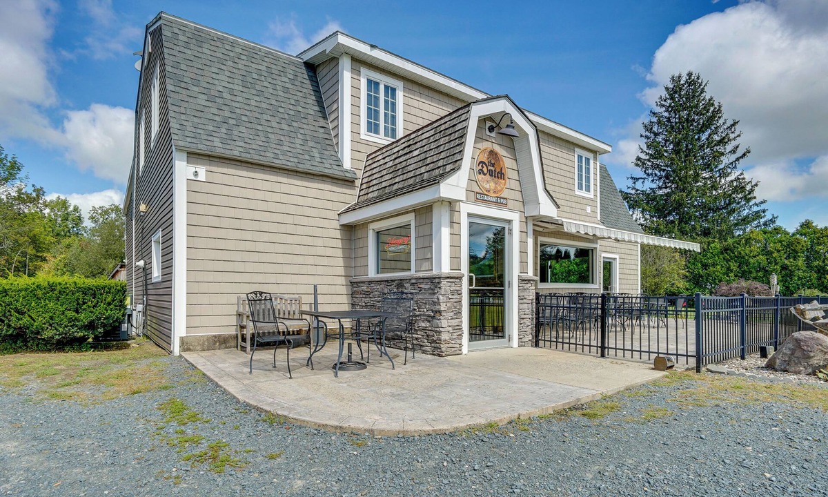 Buskirk Cottage | Buskirk Vacation Rental w/Deck & Putting Green!