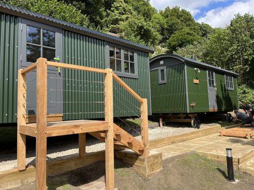 Brimpsfield House | Butcher’s Arms – Shepherd Huts