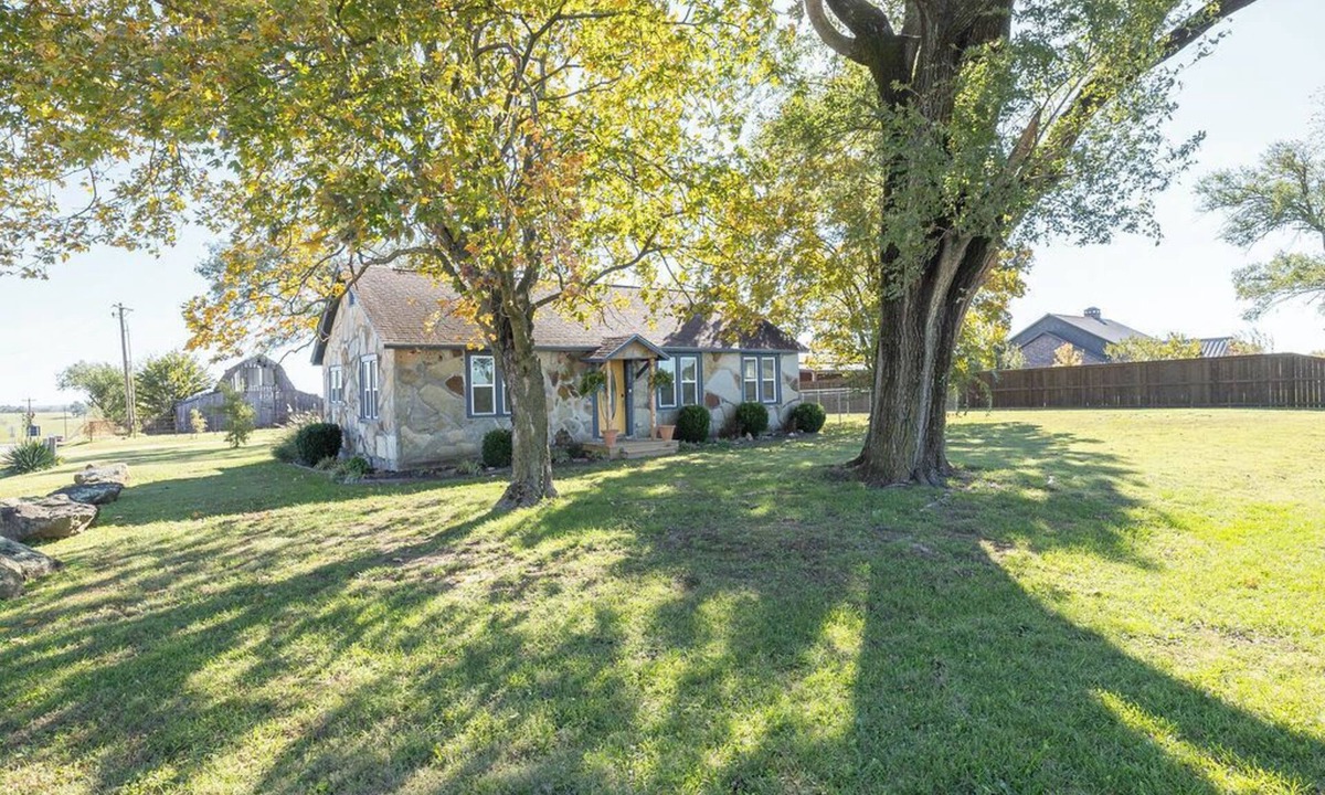 Highfill House | Buttercup Bungalow; charming 1925 "giraffe" country house 3 min from XNA