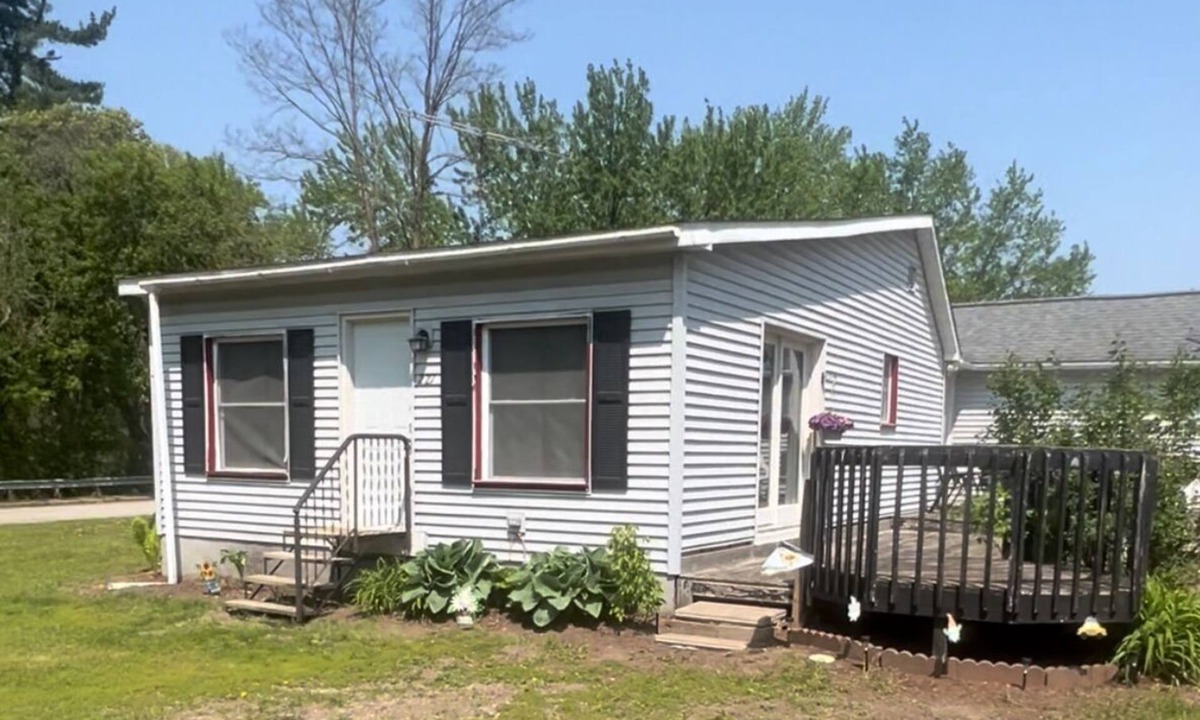 Black River Falls House | Butterfly Inn cozy little house right on top of the heart of Black River Falls