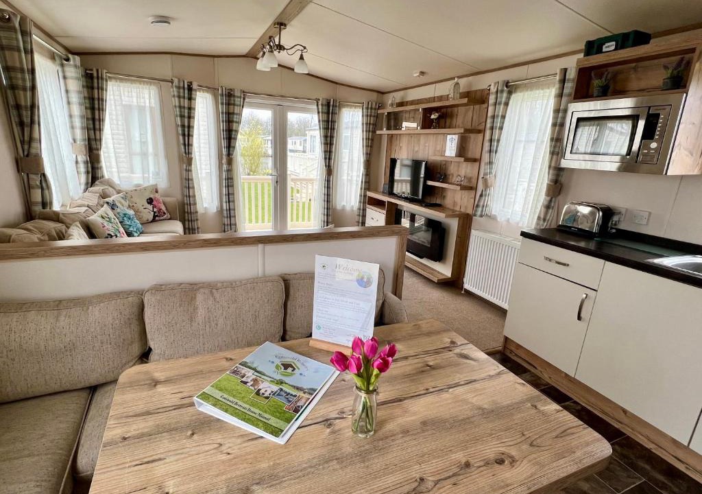 South Cerney Ski Chalet | Butterfly Retreat - Dog Friendly