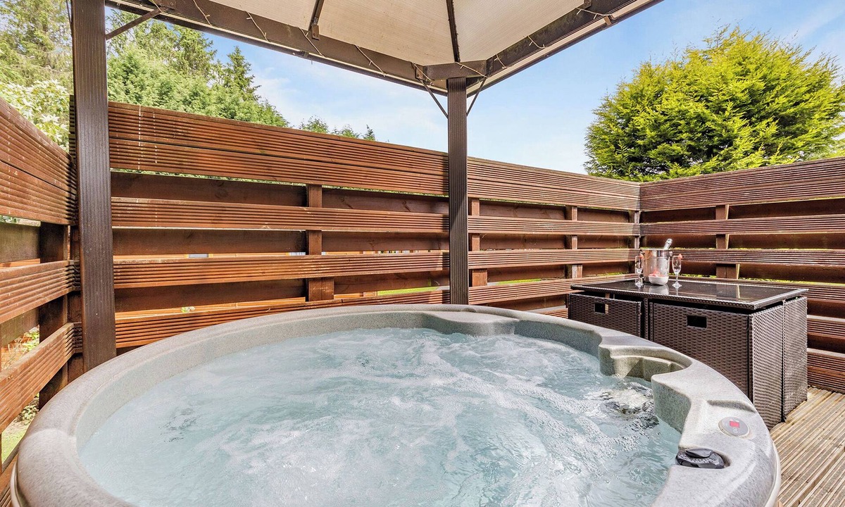 Longnor House | Buxton Lodge with hot tub