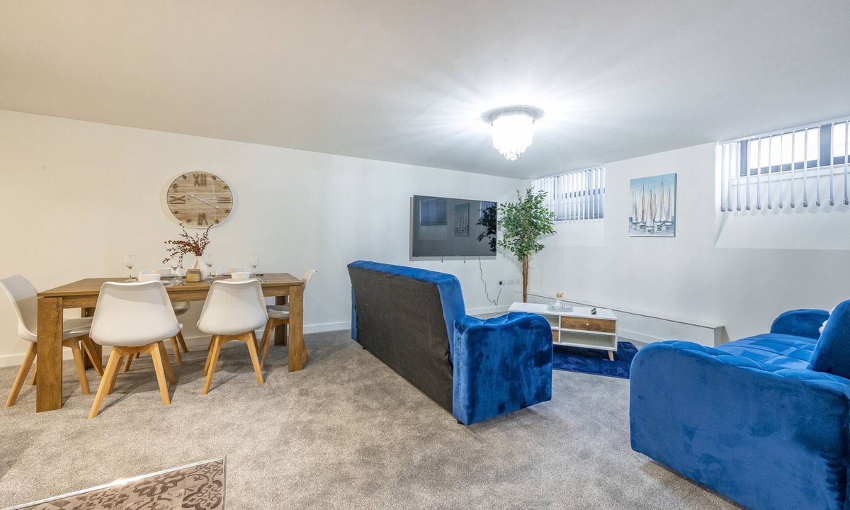 Bradford Apartment | Bv Large Navy Blue Diamond Suites Apt