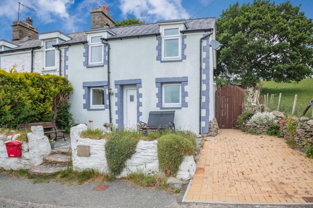 Cwmtirmynach House | Bwthyn Celyn