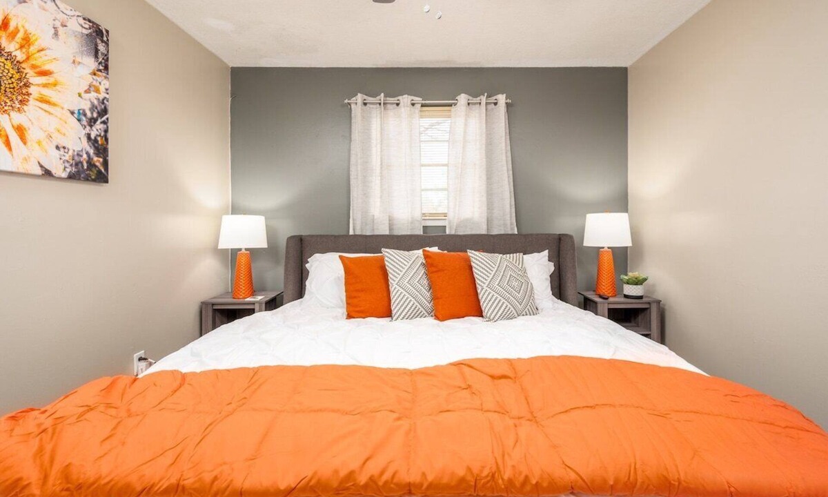 Pineville Apartment | By Hospitals 🏥 & Downtown 🌆 | 3TVs| King 🛏
