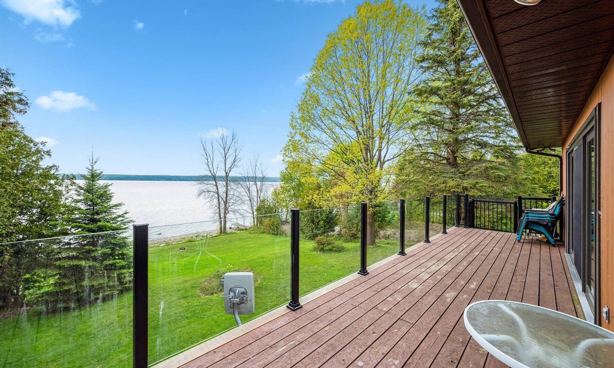 Colpoys Bay Cottage | By The Bay Retreat | Waterfront + SUNSET View