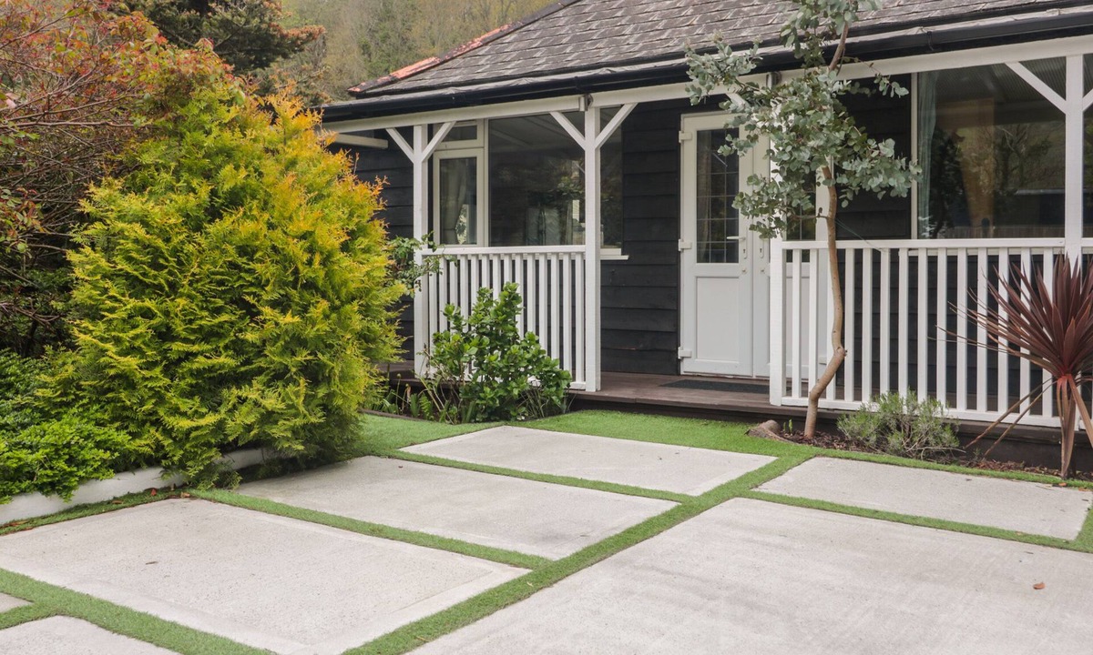 Seaton Cottage | BY THE BEACH, pet friendly, with open fire in Seaton, Cornwall