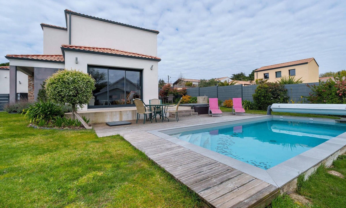 Pornic House | 'By the Pool' with Jacuzzi, Walk to Beach, Sleeps 8