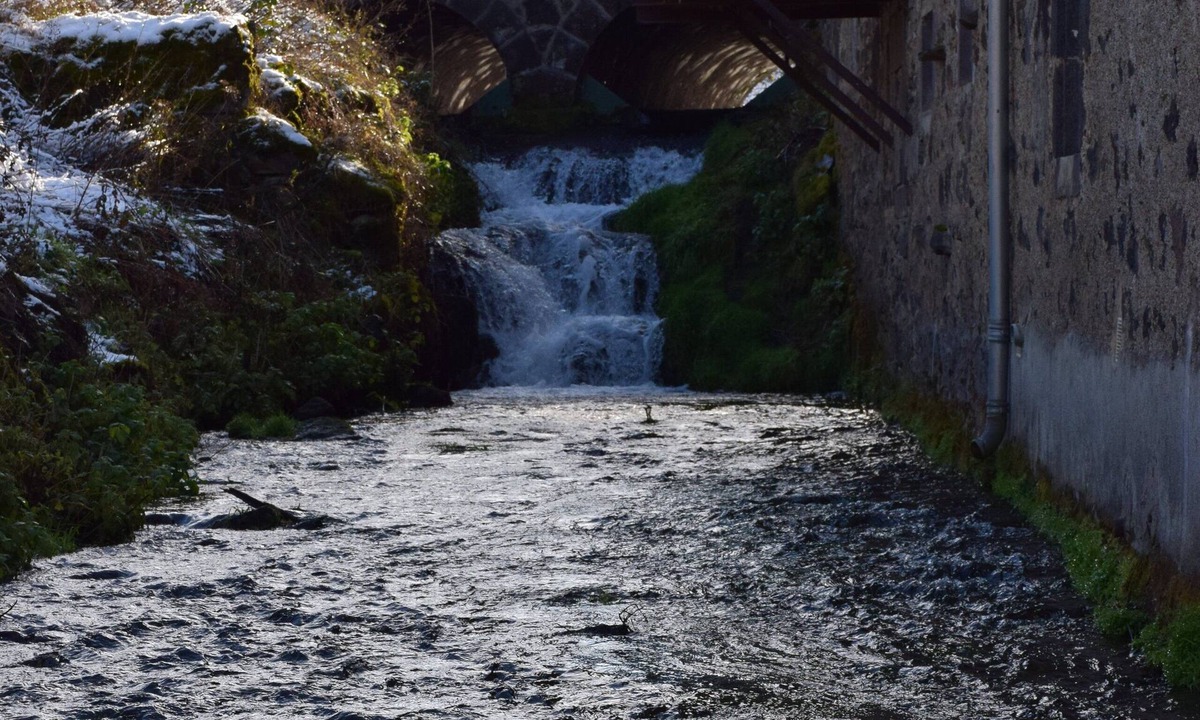 Ceyssat House | By the stream