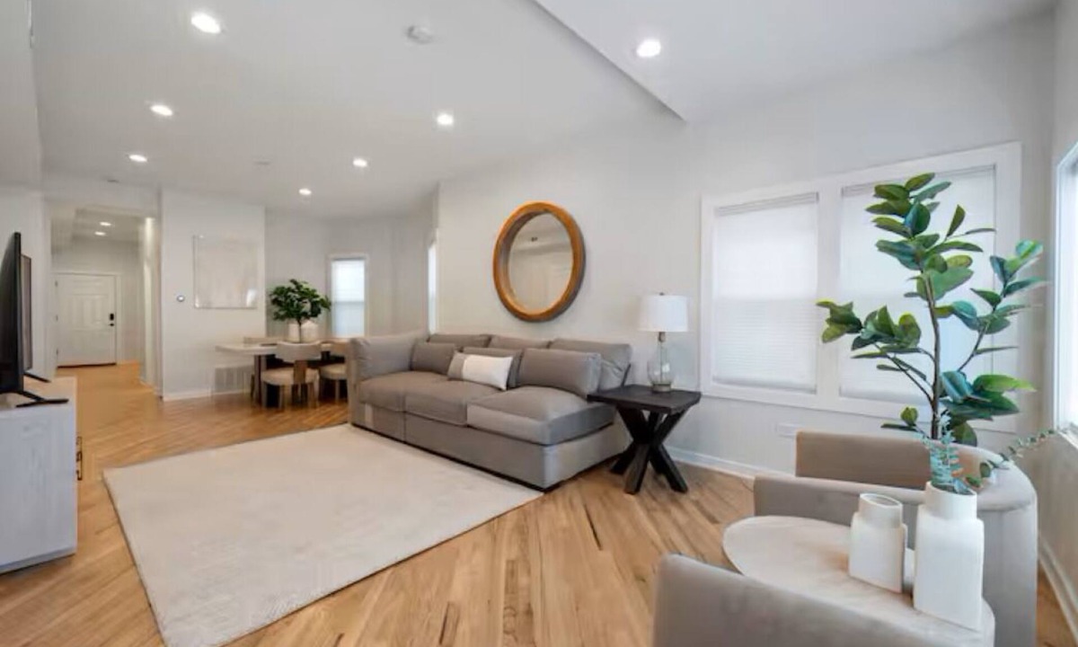 North Center Condo | By Wrigley Field +Reserved Parking Space +95 Walkscore + In-Unit Laundry + Patio