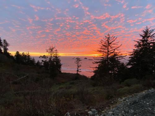 Gold Beach Resort | Byrdies Beach House @ Crook Point