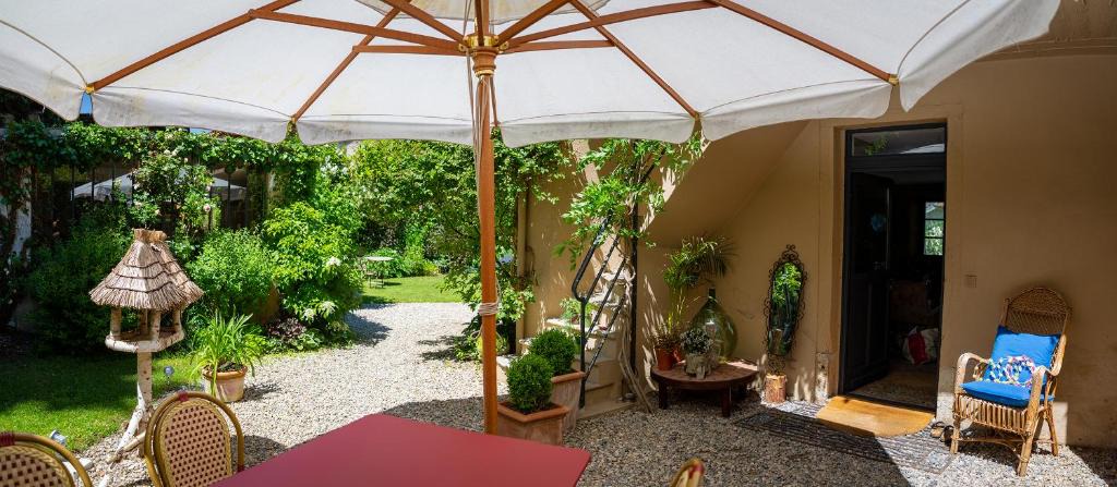 Le Pont-de-Beauvoisin Bed & Breakfast | Côté Jardin, Chambres d’hôtes B&B