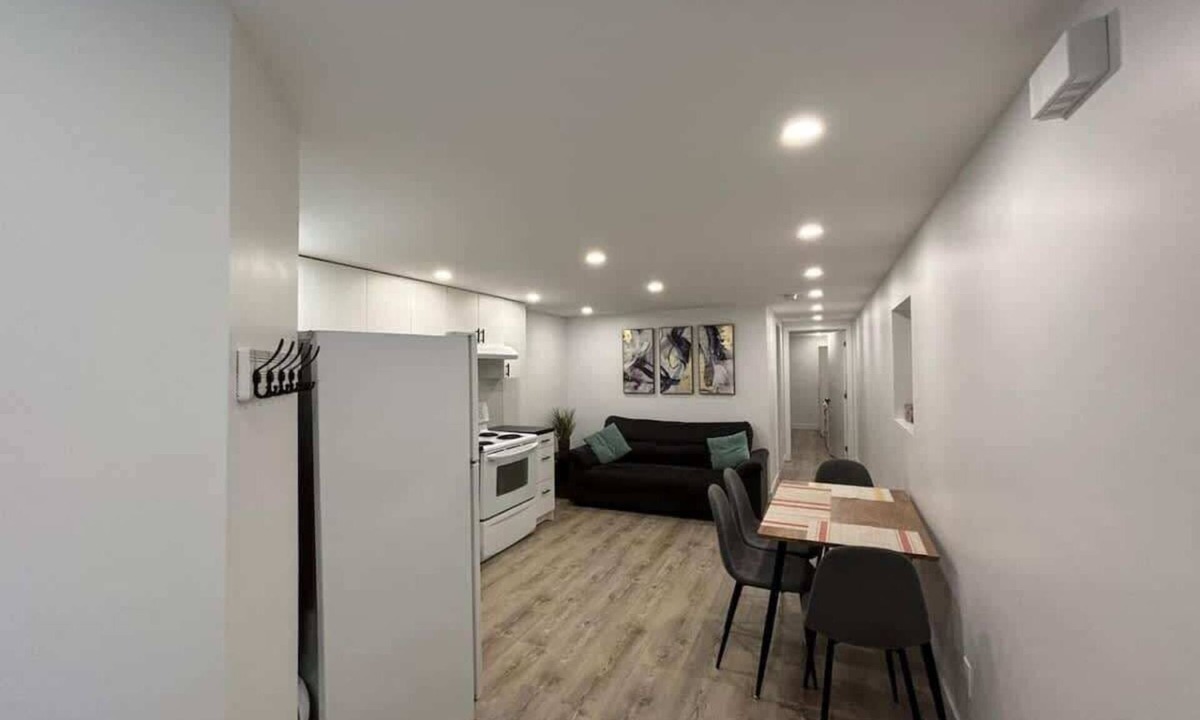 Cote-Des-Neiges—Notre-Dame-De-Grace Apartment | Côte-des-Neiges Cozy 1-Bedroom Ground-Floor Apartment