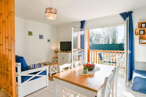 Saint-Arnoult Apartment | Côte Fleurie Cosy Norman apt balcony & parking
