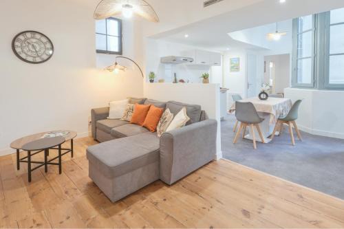 Centre Ville Apartment | Cœur de Pau - Clim et Parking - L'Odyssée