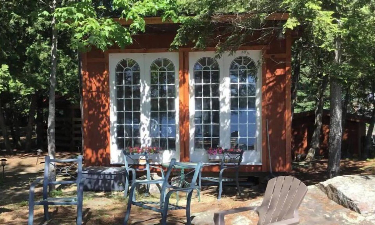 Irondale Apartment | Charming waterfront mini-cottage on peninsula, footsteps to water's edge