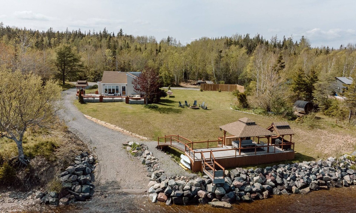 Salmon River Road House | The Cedar- Waterfront/SAUNA/Kayaks/Swimming