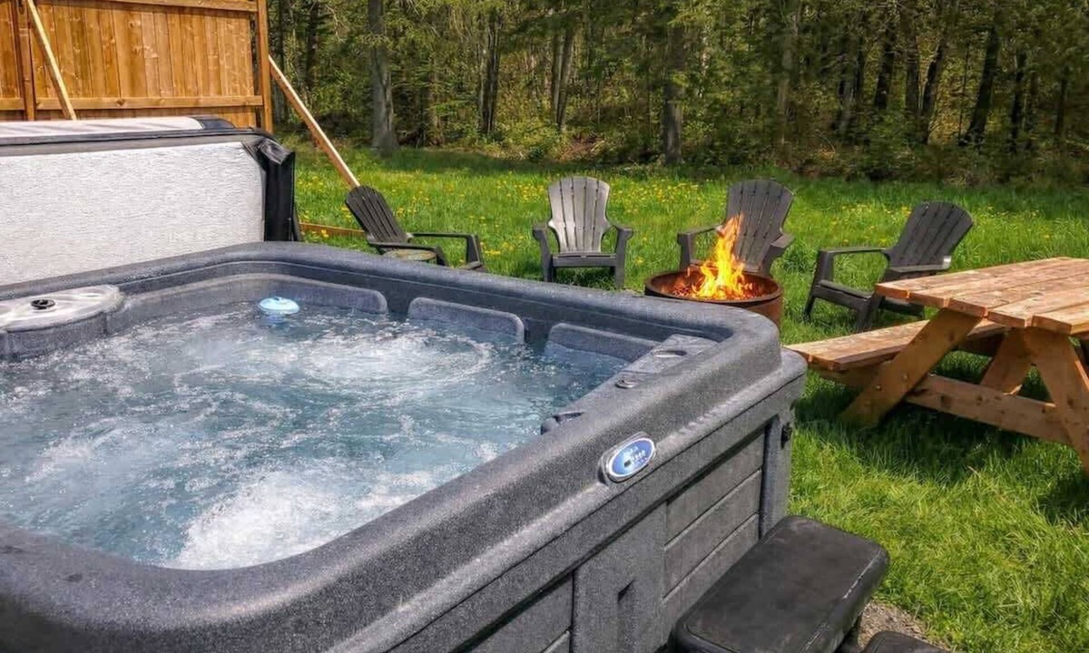 Saint-Tite-des-Caps Ski Chalet | Nature Chalet with Private Spa & Firepit