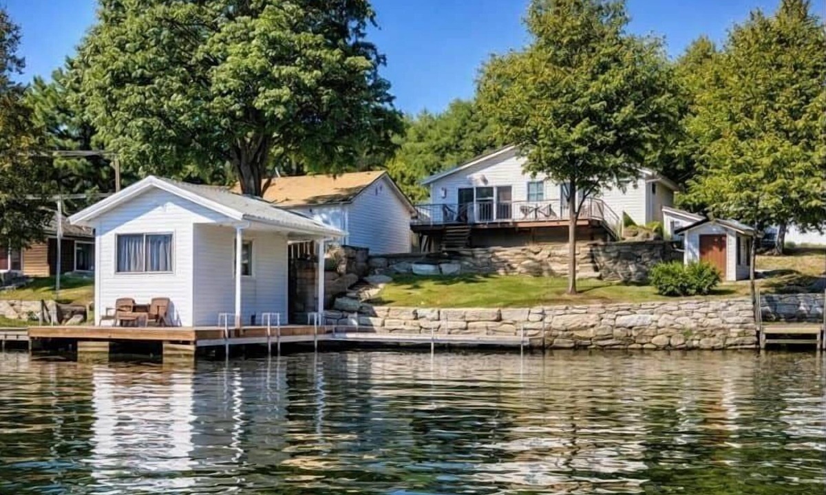 Rideau Lakes House | Bay Breeze | Waterfront Cottage on Sand Lake