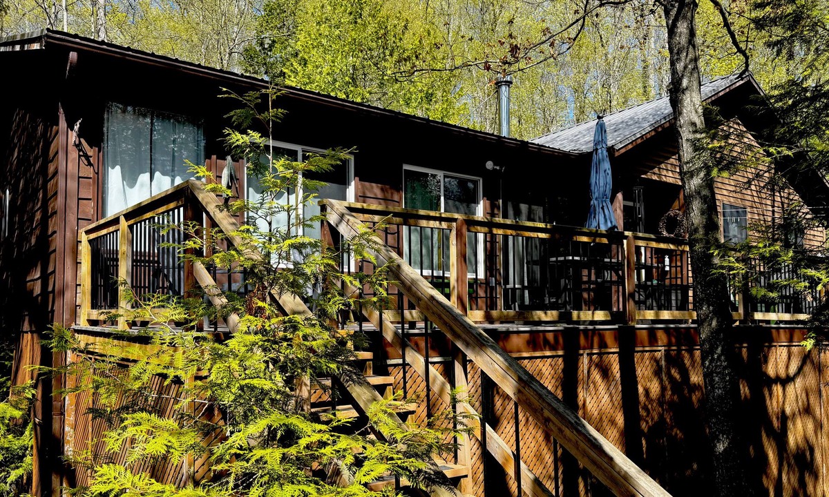 Leeds and the Thousand Islands Cottage | Charleston Lake Front Cottage with boat dock. 4 Bedroom. Pet Friendly!