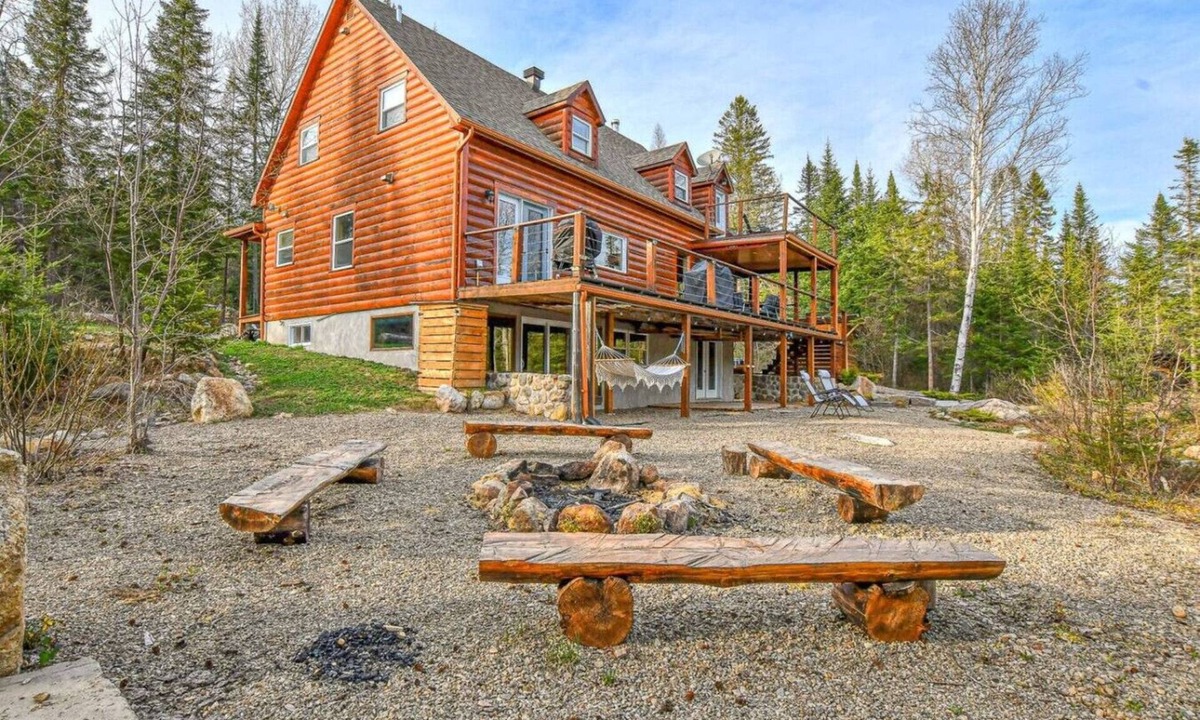 Notre-Dame-de-la-Merci House | River Rock: Escape in nature