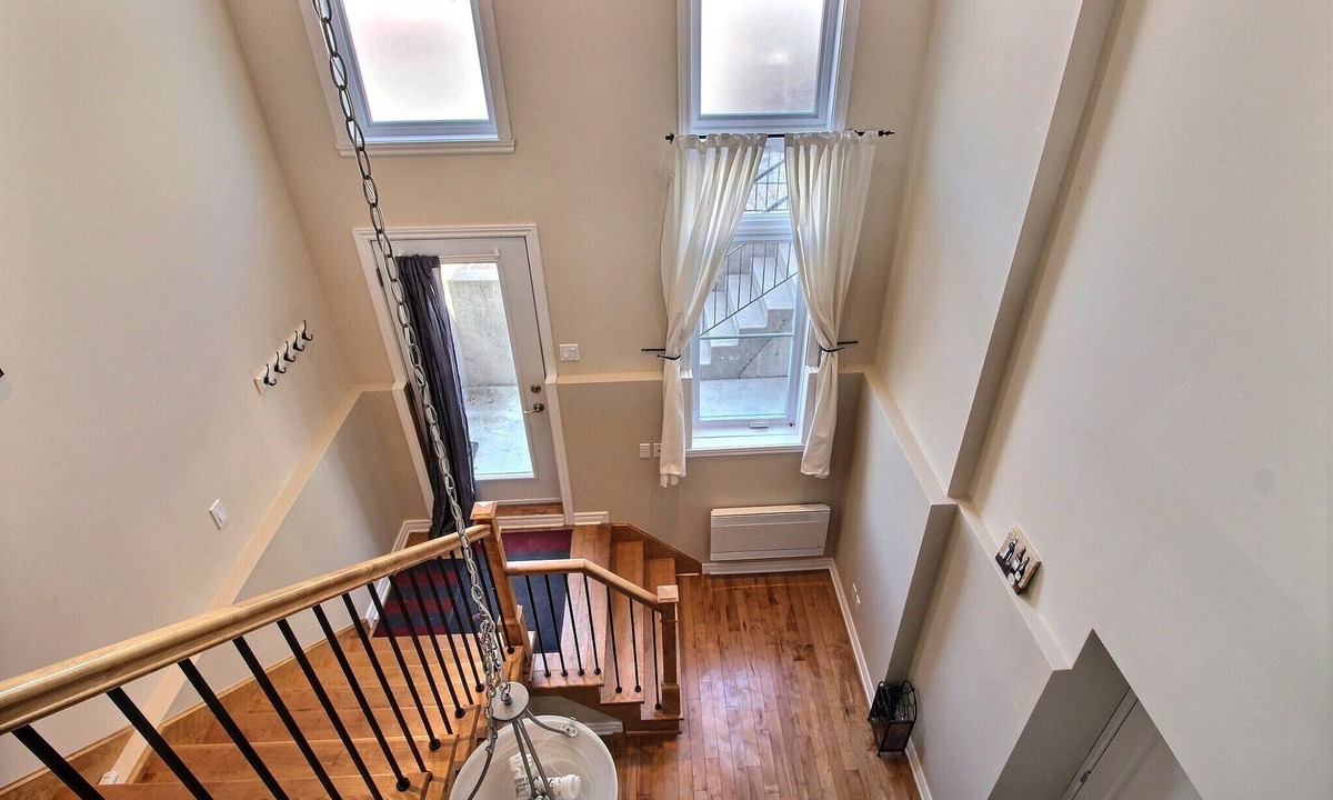 Bellerive Condo | Loft 16 pieds de plafond avec mezzanine et spa.