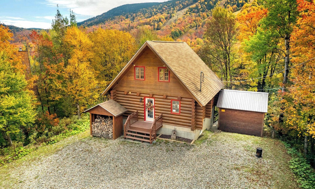 Notre-Dame-Auxiliatrice-de-Buckland Ski Chalet | Round Wooden Chalet | L'Antaya