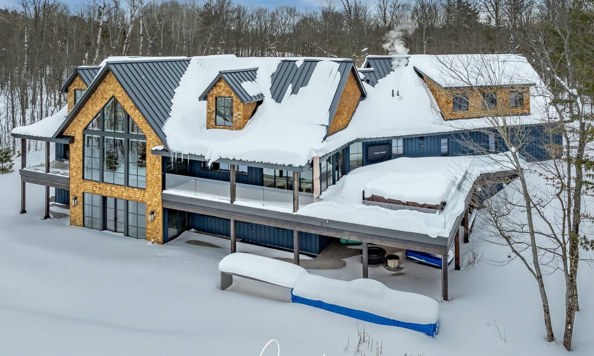 Gravenhurst Cottage | 8 bed 8 bath cottage on Morrison Lake