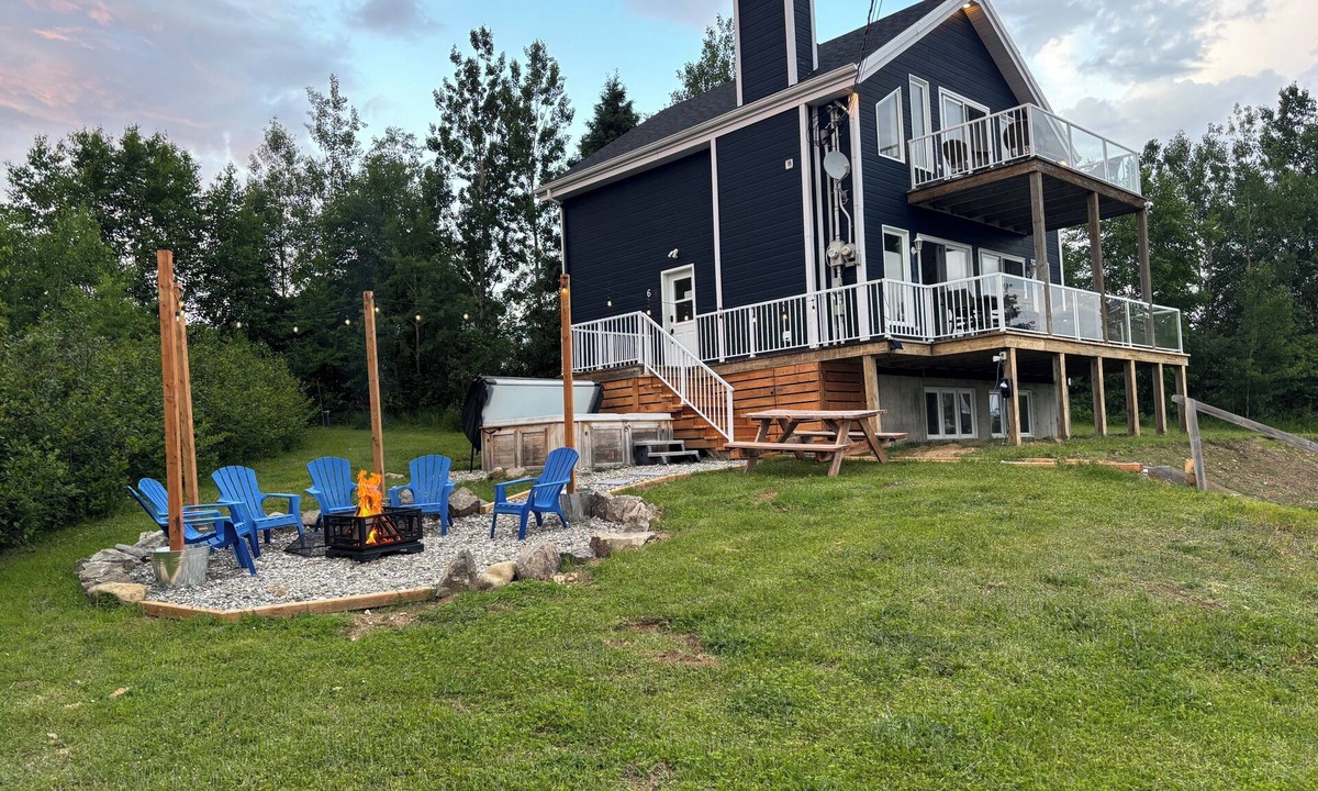 Petite-Riviere-Saint-Francois Ski Chalet | Le Rassembleur SPA & GAME ROOM