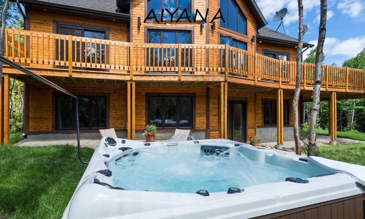 Petite-Riviere-Saint-Francois Ski Chalet | Luxurious cottage with hot tub, heated swimming pool, billiard