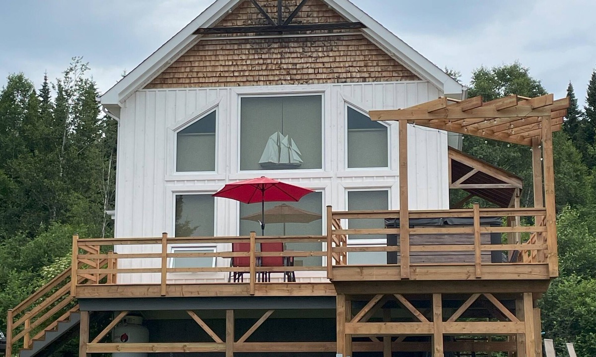 Petite-Riviere-Saint-Francois Ski Chalet | Calm and peaceful getaway between the river and the mountain