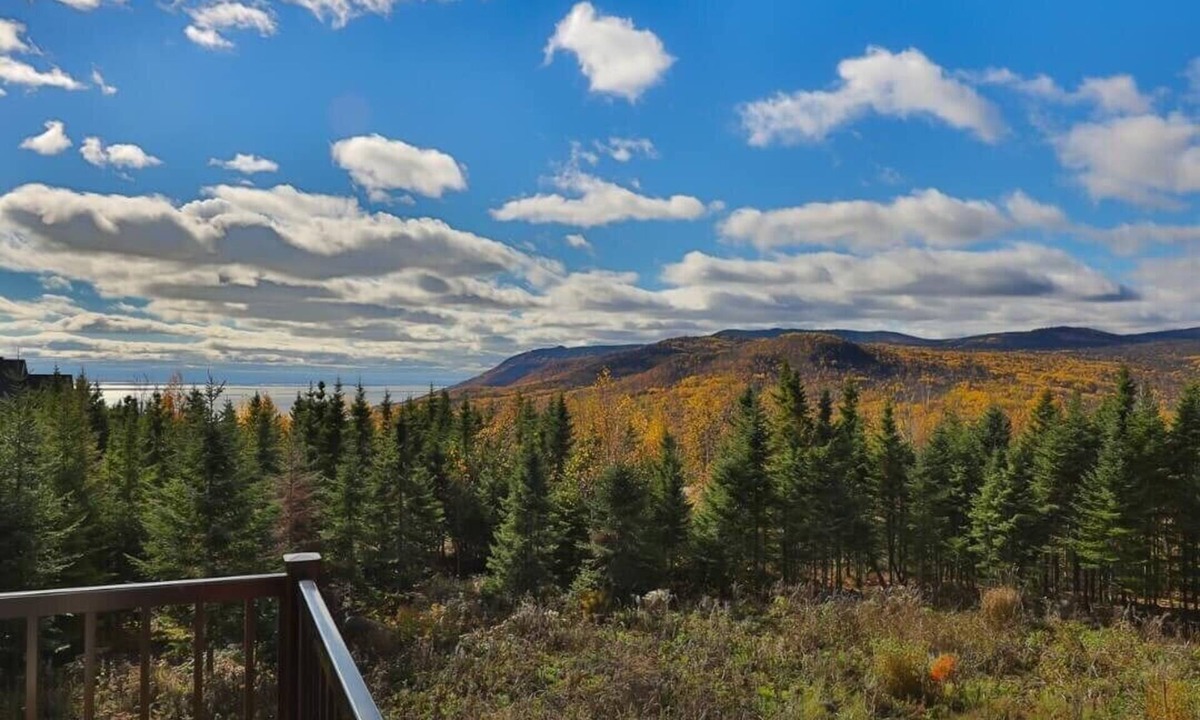 Petite-Riviere-Saint-Francois Ski Chalet | Cardinal du Massif 17: Hot Tub, Views & Terrace