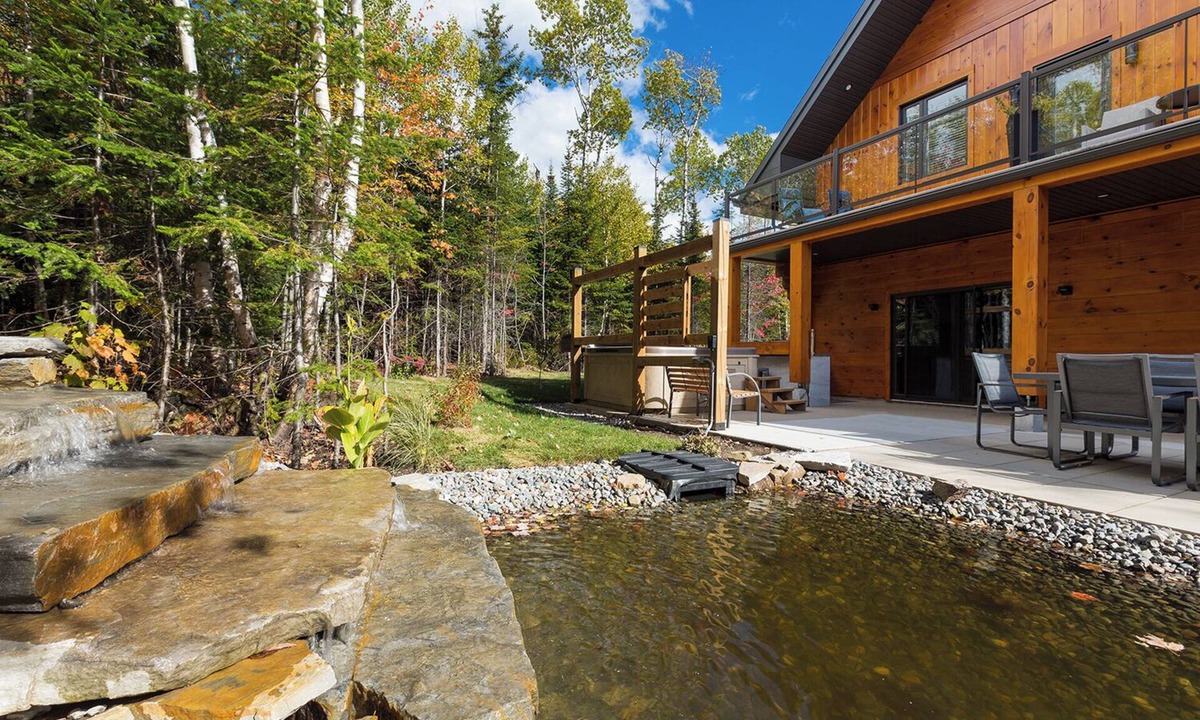 Petite-Riviere-Saint-Francois Ski Chalet | An enchanting garden to relax