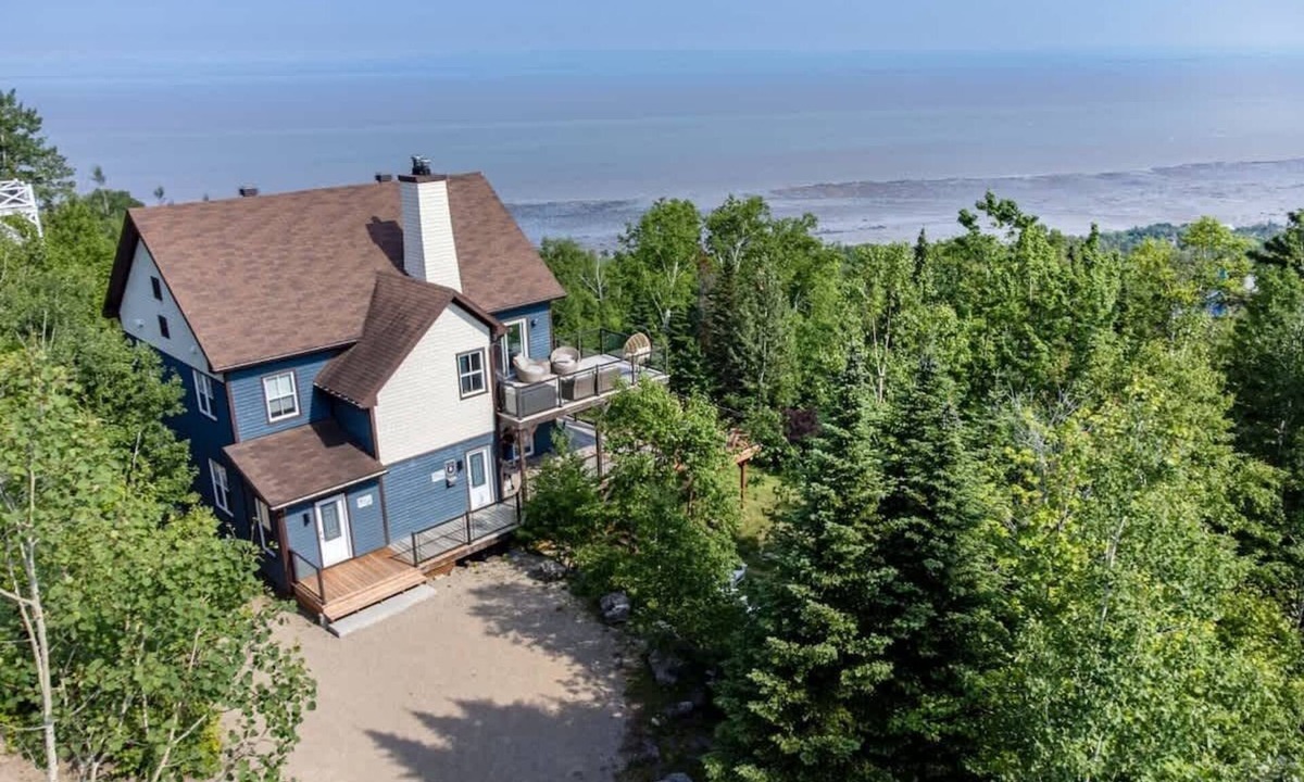 Petite-Riviere-Saint-Francois Ski Chalet | L’Audacieux | Spa, Pool Table & Arcade