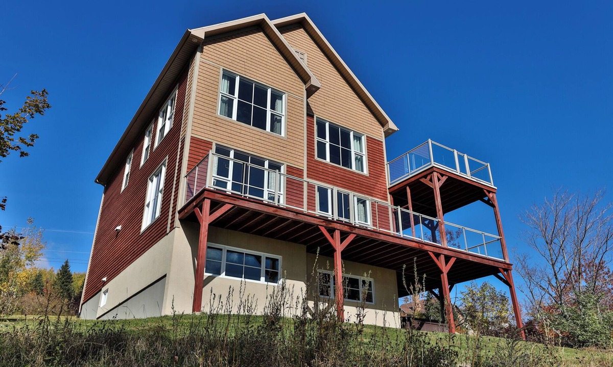 Petite-Riviere-Saint-Francois Condo | Country cottage features impressive views of the St Lawrence River