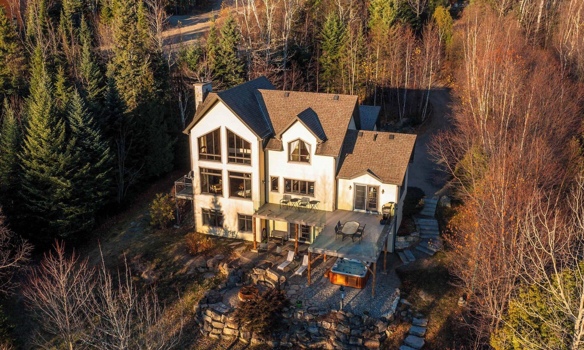 Petite-Riviere-Saint-Francois Ski Chalet | A stunning View with a private Spa | L'Aponi