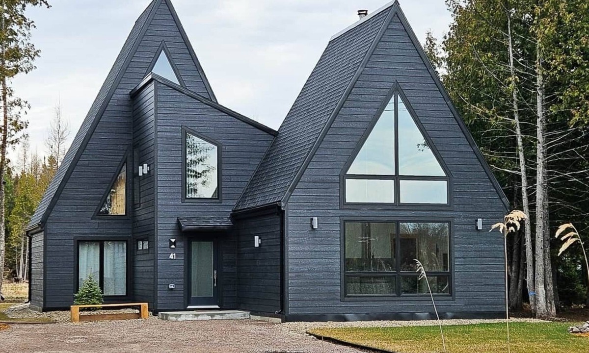 East Braintree House | Modern Forest Retreat with Sauna, Hot Tub, Fireplace