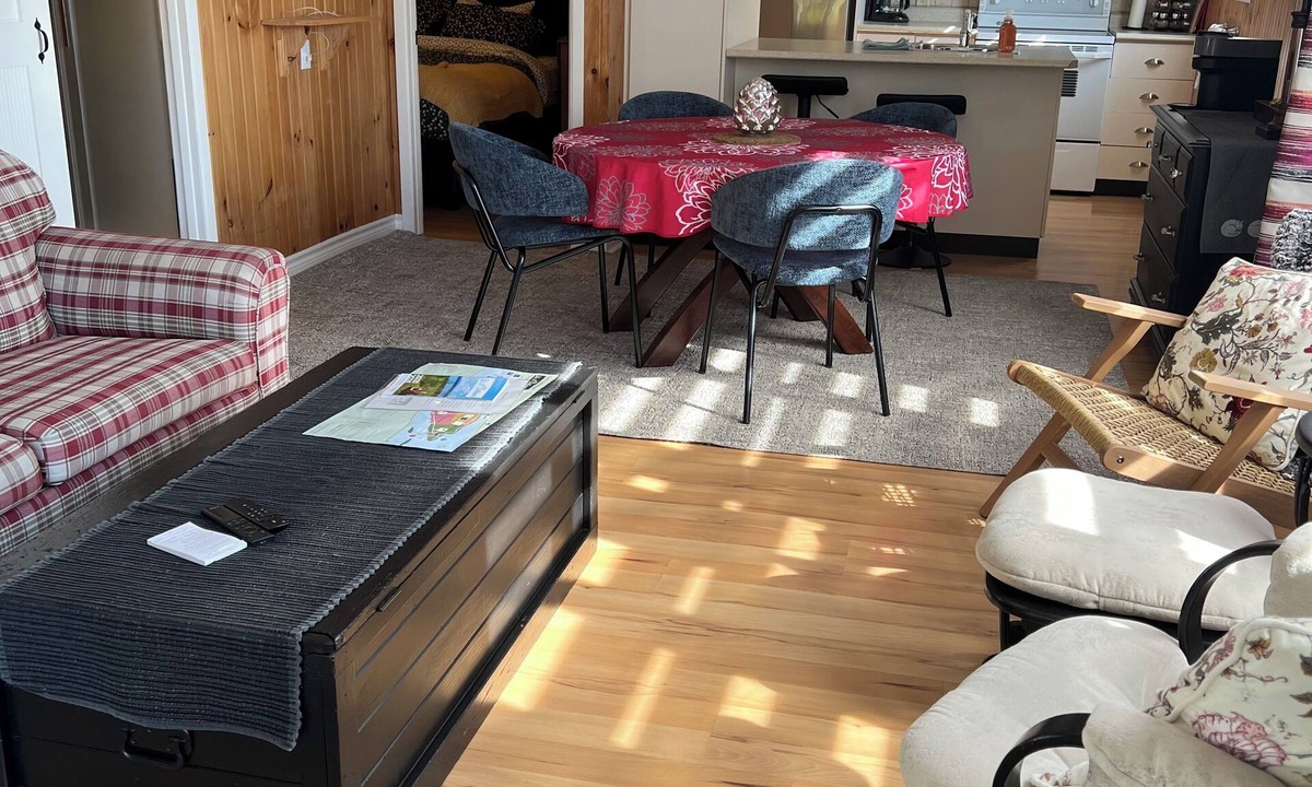 Saint-Jean-de-l'lle-d'Orleans Ski Chalet | Welcome to the pet-free family. In the countryside, 20 minutes from Old Quebec.