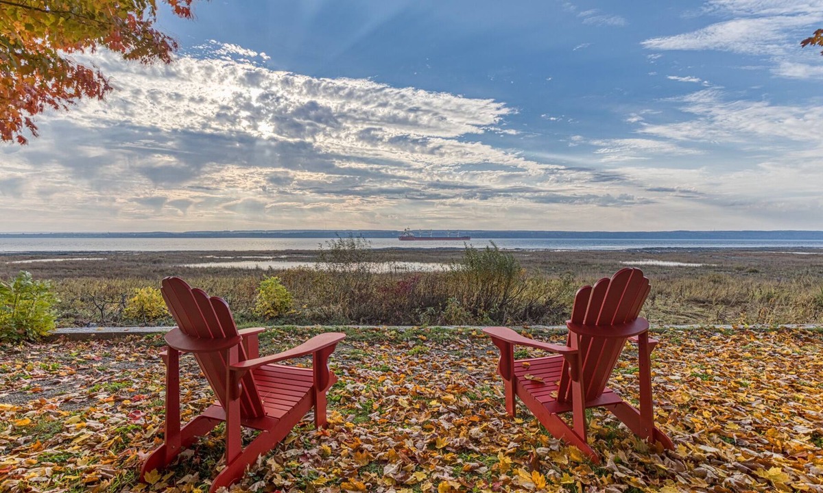 Saint-Laurent-de-l'ile d'Orleans House | Chalet bord de l'eau avec plage à deux pas de la ville Québec!