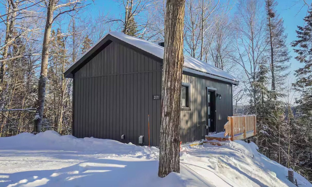Sainte-Lucie-des-Laurentides Cottage | Cozy Cottage with Lake Sarrazin Access & Well-Equipped Kitchen. Pet-Friendly!
