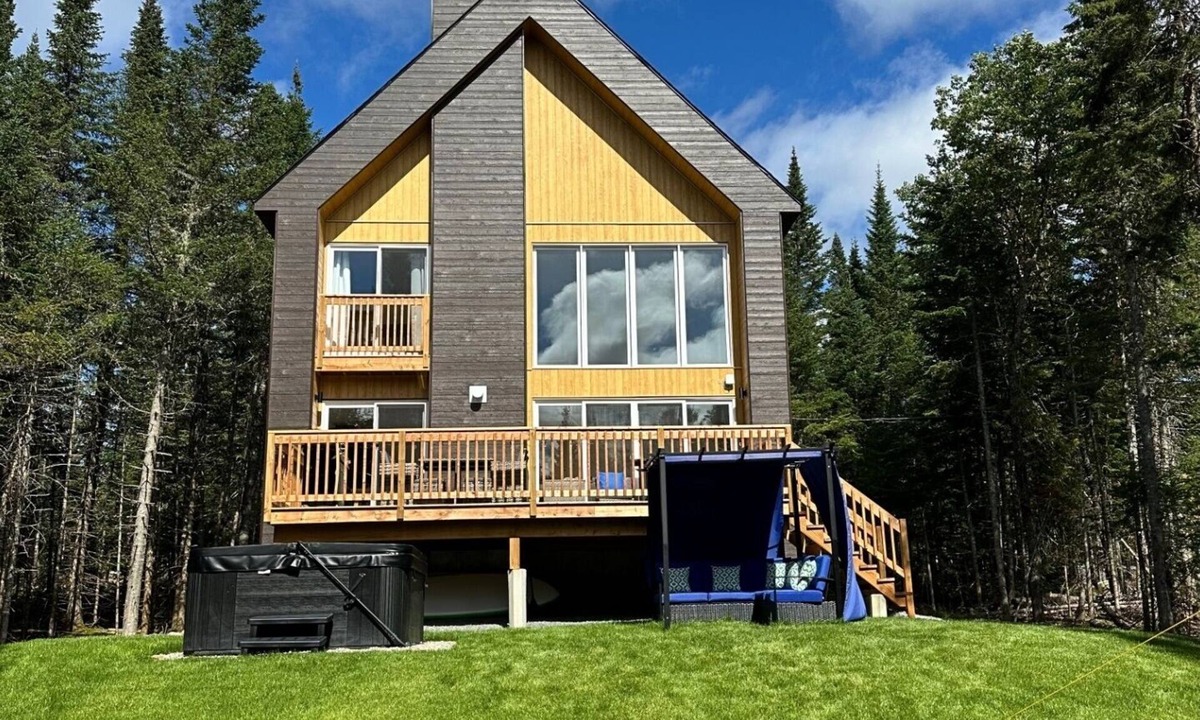 Lac-Swell Ski Chalet | Luxury chalet with fireplace, games room, close to popular ski resorts
