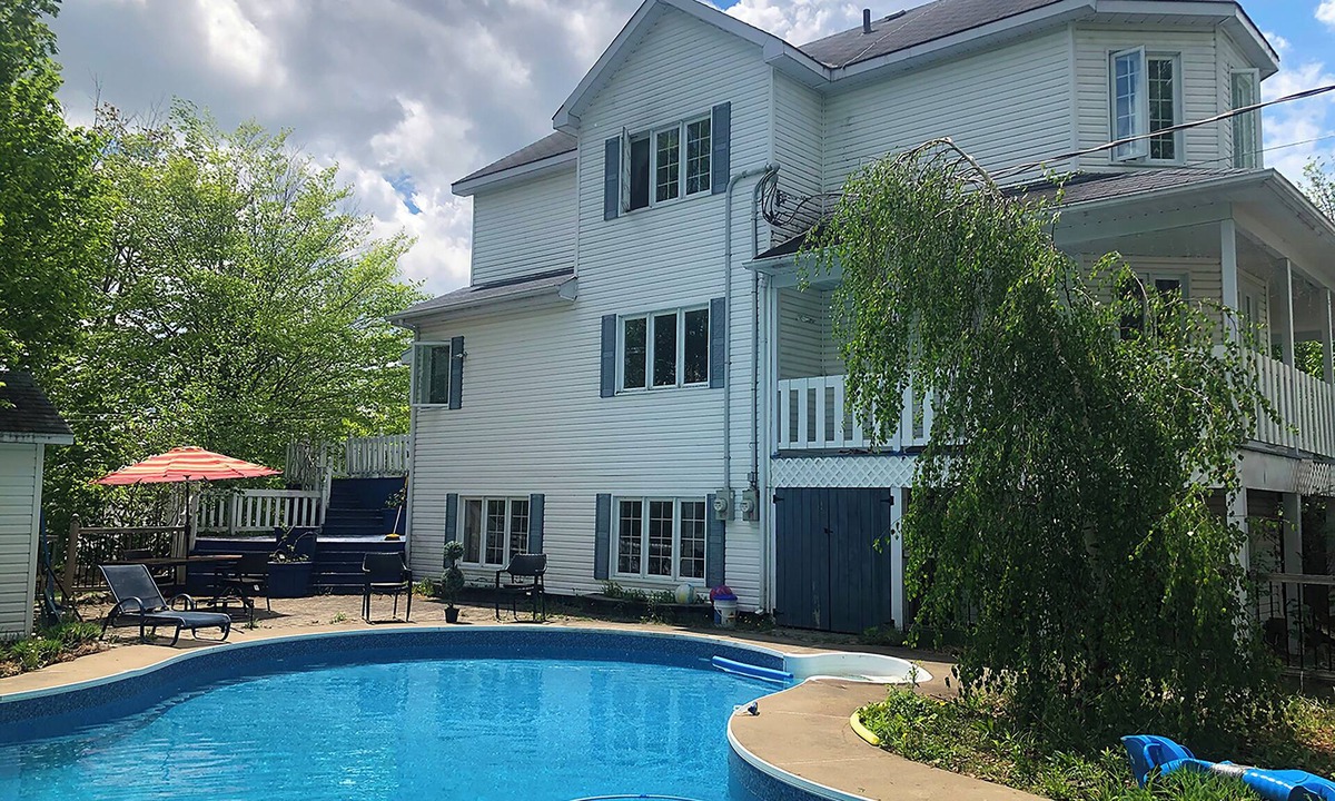 Sainte-Marguerite-du-Lac-Masson Villa | Rare - Victorian Villa 5 bedrooms, 3 bathrooms on an animal park + spa+ pool