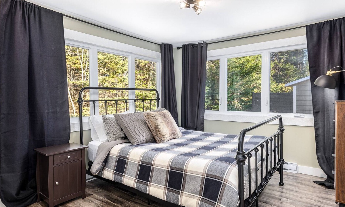 Sainte-Marguerite-du-Lac-Masson House | Charming Cottage Steps to The Lake